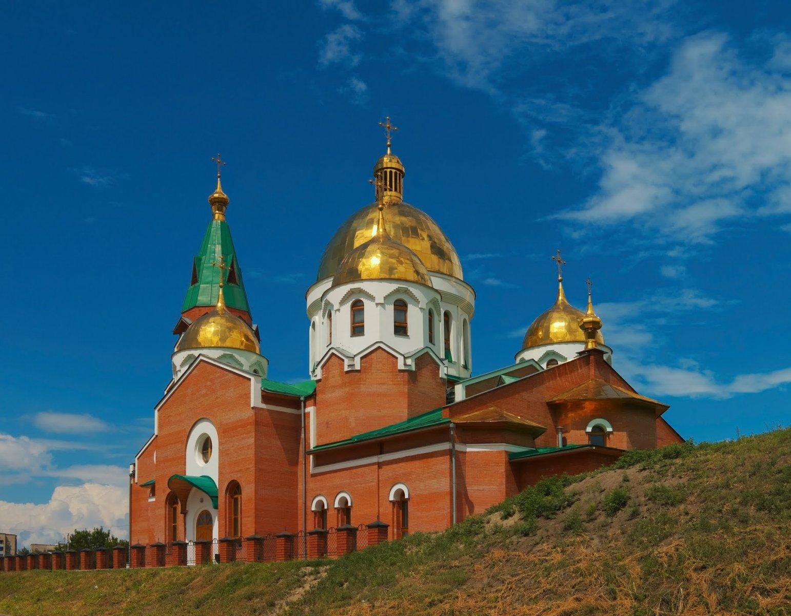 Андреевские троицк. Андреевский собор Усть-Каменогорск. Усть-Каменогорск Церковь Андрея Первозванного. Казахстан Андреевский собор. Храм на стрелке Усть Каменогорск.